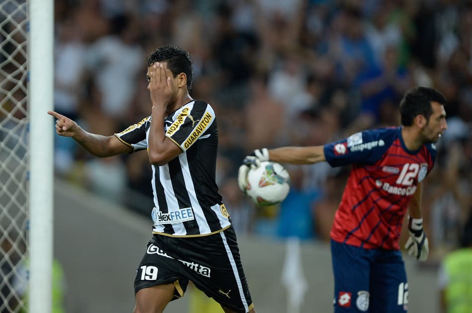 Walysson comemora seu gol durante partida entre Botafogo e San Lorenzo pela Libertadores 2014 no estadio Maracana.