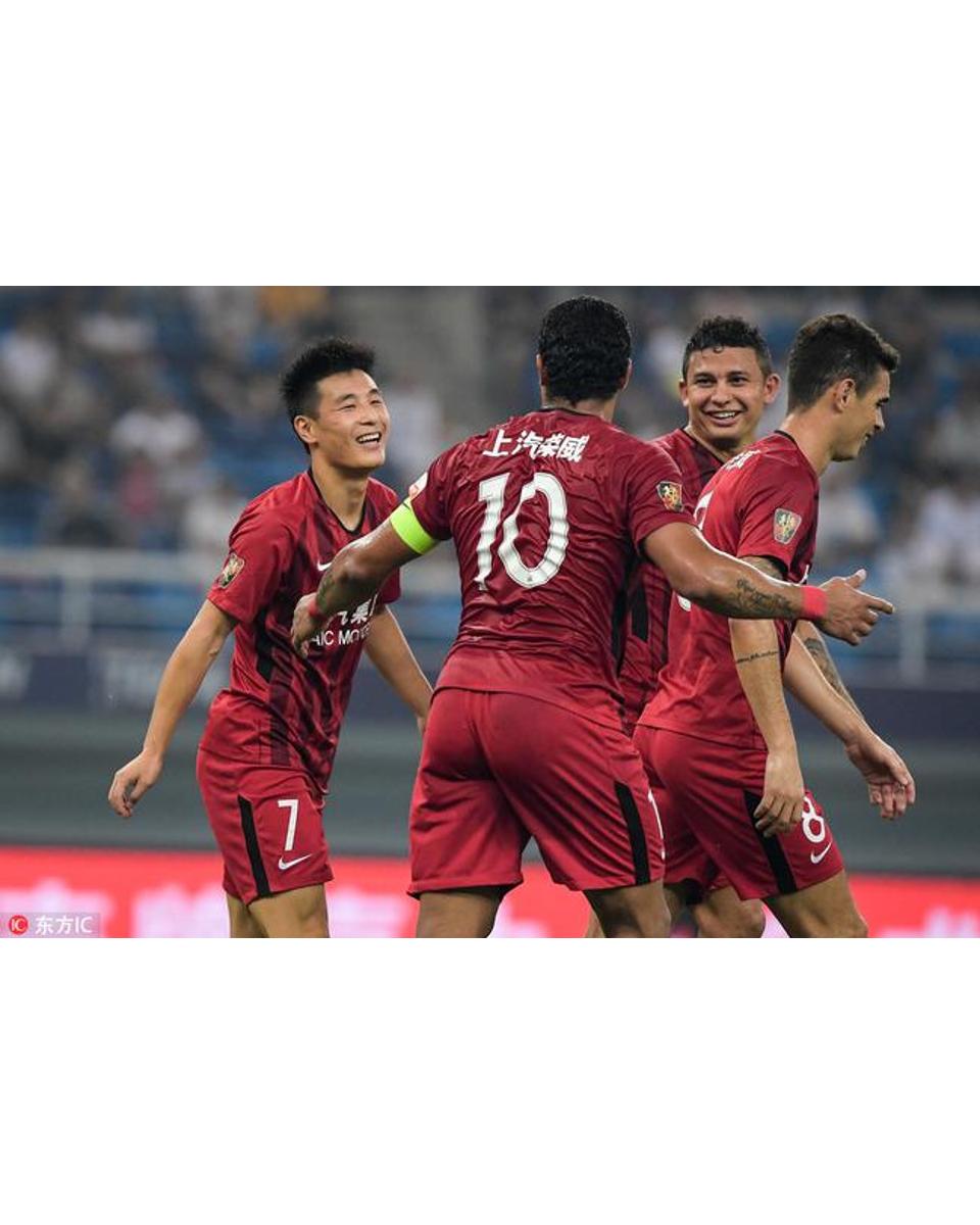 Shanghai SIPG goleia com gol e assistência de Elkeson
