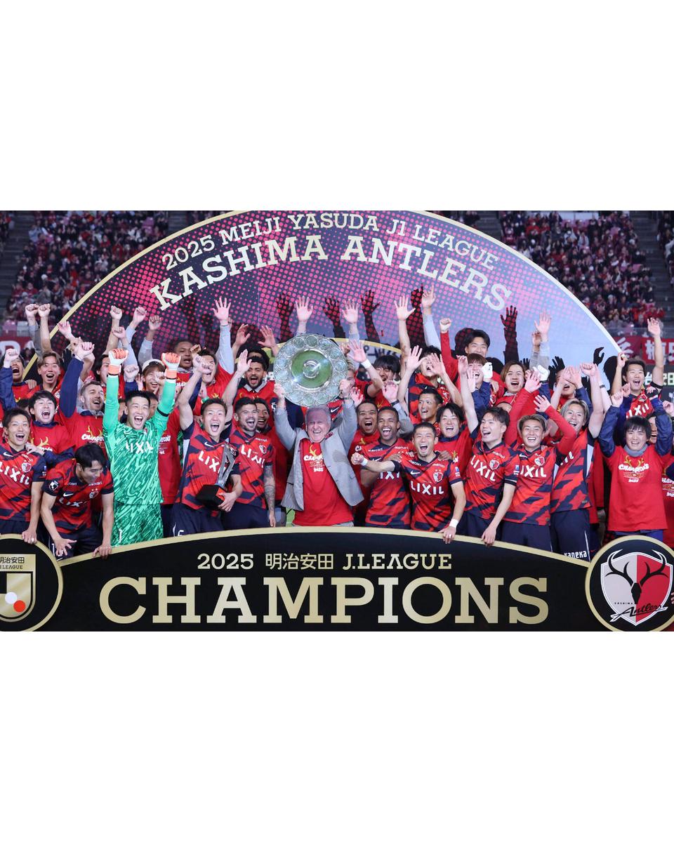 Zico levanta a taça de campeão japonês do Kashima Antlers