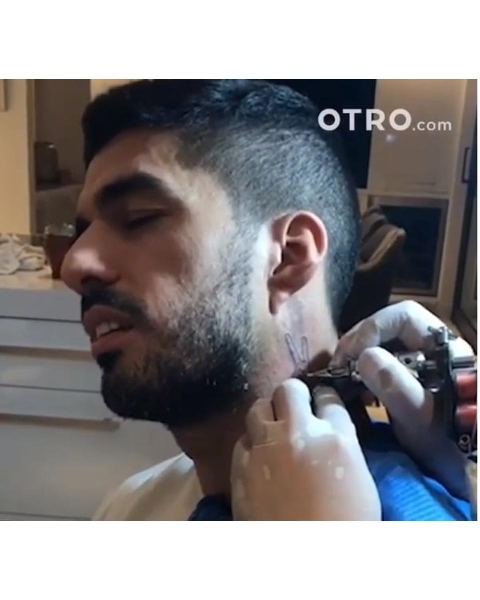 Suárez faz tatuagem da tradicional comemoração beijando os dedos - Lance!