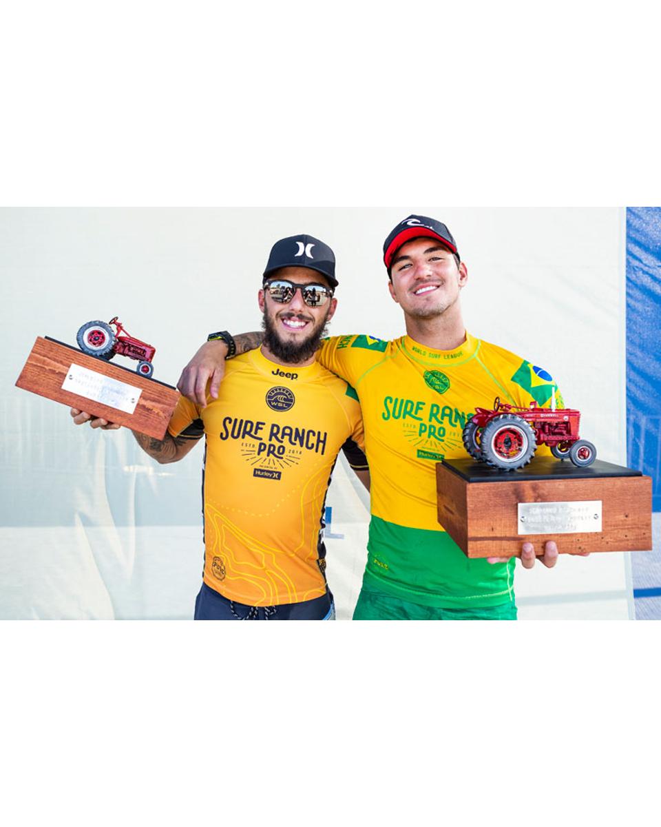 Vice-campeão, Filipe Toledo festeja tricampeonato de Gabriel