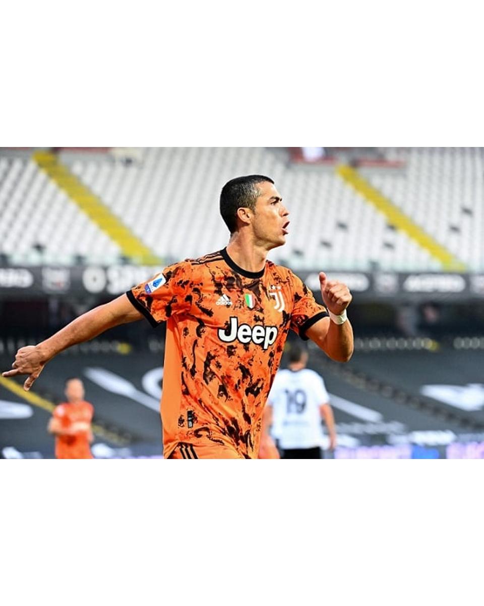Cristiano Ronaldo entra no segundo tempo, marca dois e Juventus