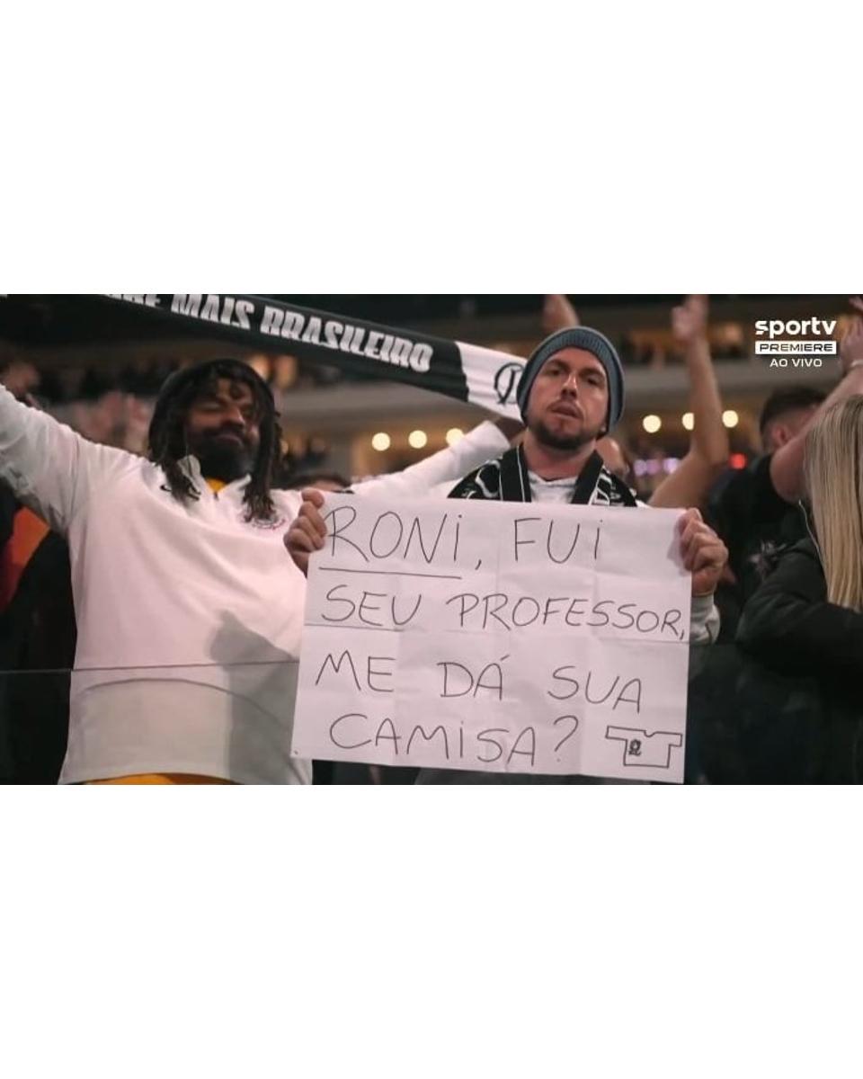 Torcedor do Corinthians e ex-professor de Roni exibe cartaz e ganha camisa  do jogador - Lance!