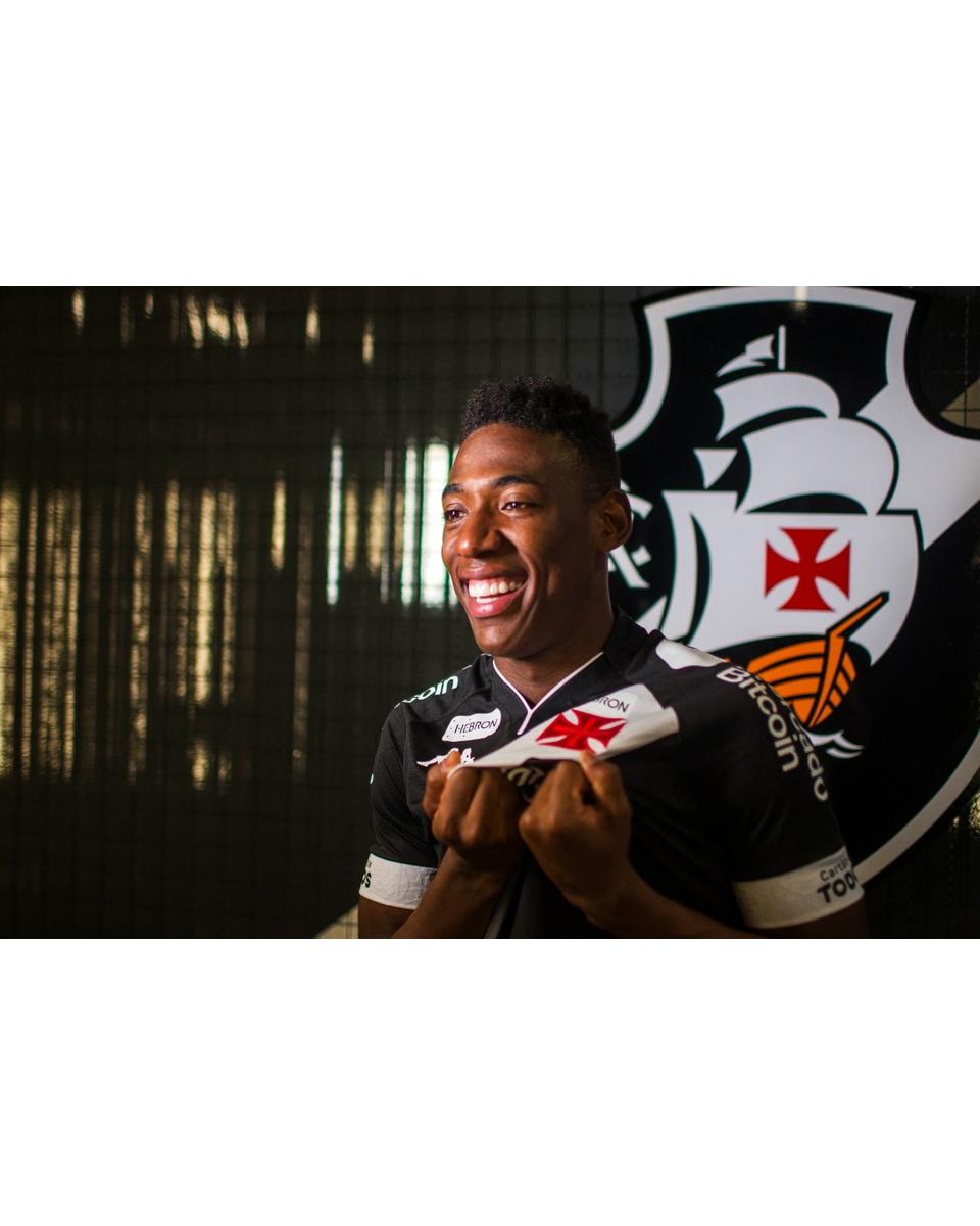 Zagueiro do Vasco, Léo presenteia filho de açougueiro com um PlayStation 5;  veja vídeo - Lance!