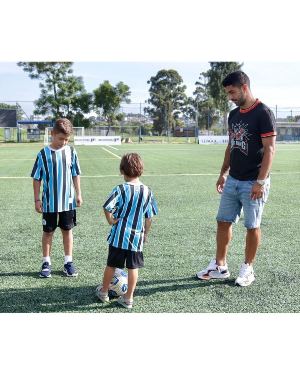 Luis Suárez matricula os filhos na escolinha de futebol do Grêmio - Lance!