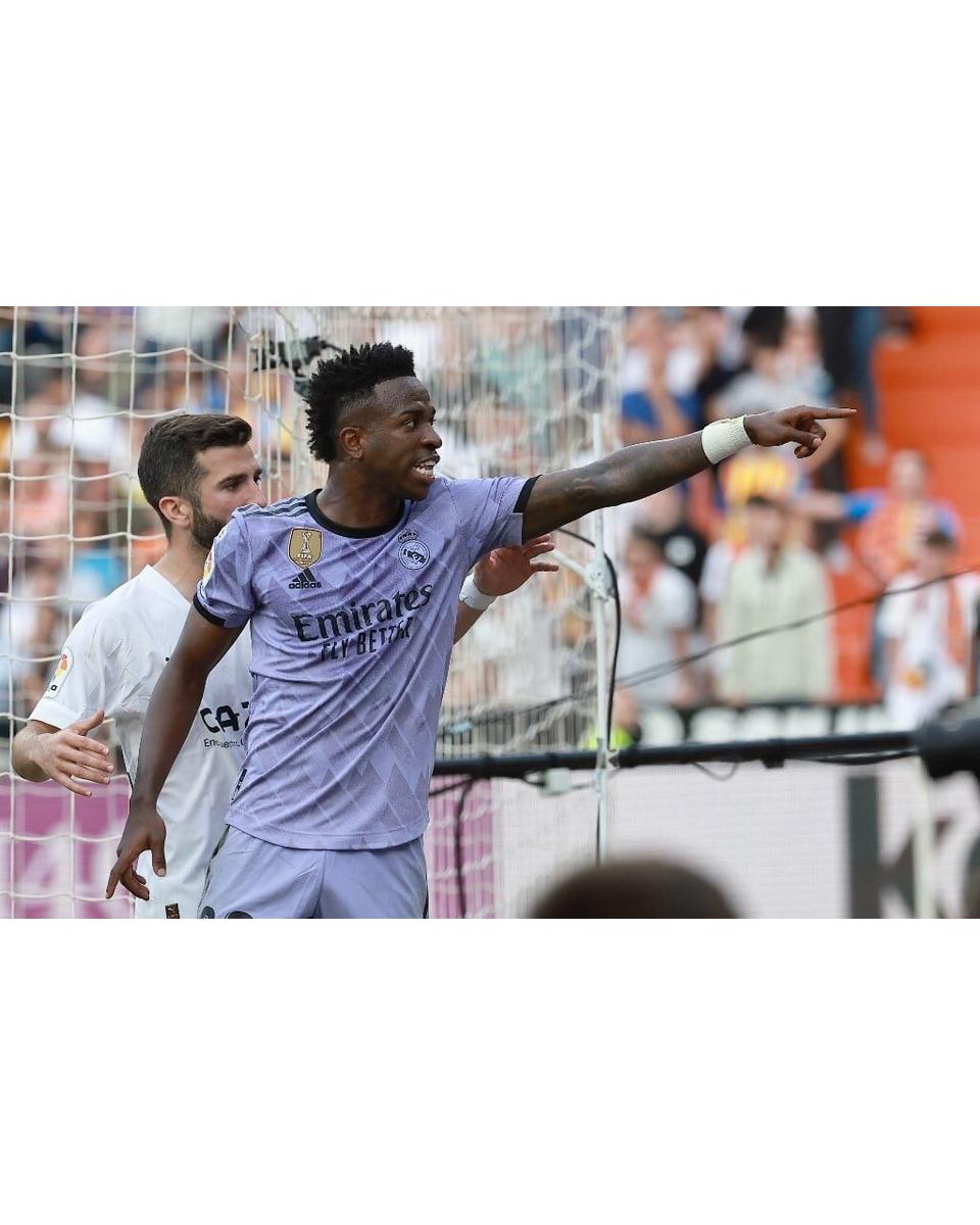 Jogador do Valencia presta apoio a Vini Jr após casos de racismo