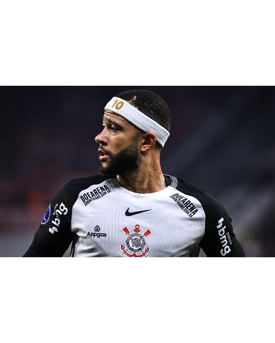 Vampeta defende Memphis em declaração polêmica sobre futebol