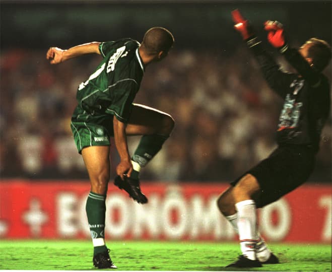 São Paulo 2x4 Palmeiras: Alex dá chapéu em Rogério Ceni e marca um golaço (foto:Reginaldo Castro, 20/03/2002)