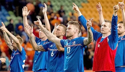 Comemoração dos jogadores da Islândia nas Eliminatórias da Eurocopa-2016 (Foto: AFP/Getty Images)