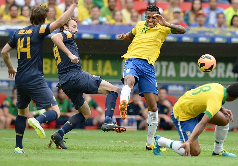 Brasil x Austrália - Luiz Gustavo (Foto: Vanderlei Almeida/ AFP)