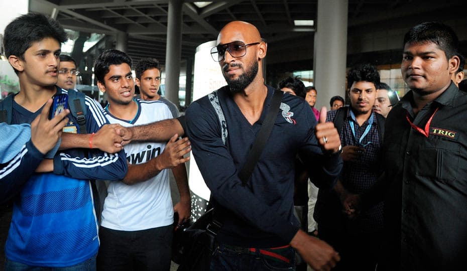 Nicolas Anelka, é cercado por fãs e seguranças, em sua chegada ao aeroporto internacional de Mumbai (Foto: Punit Paranjpe/ AFP)