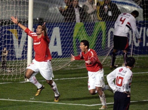 Internacional comemora o título da Libertadores sobre o São Paulo, em 2006 (Foto: Paulo Whitaker/Reuters)