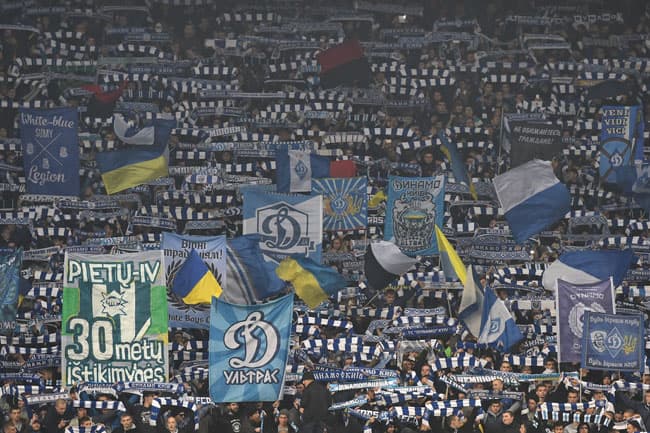 Torcida do Dinamo de Kiev no jogo contra o Chelsea (Foto: Genya Savilov / AFP)