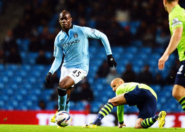 Manchester City x Aston Villa - Mario Balotelli e Karim El Ahmadi (Foto: Andrew Yates/AFP)