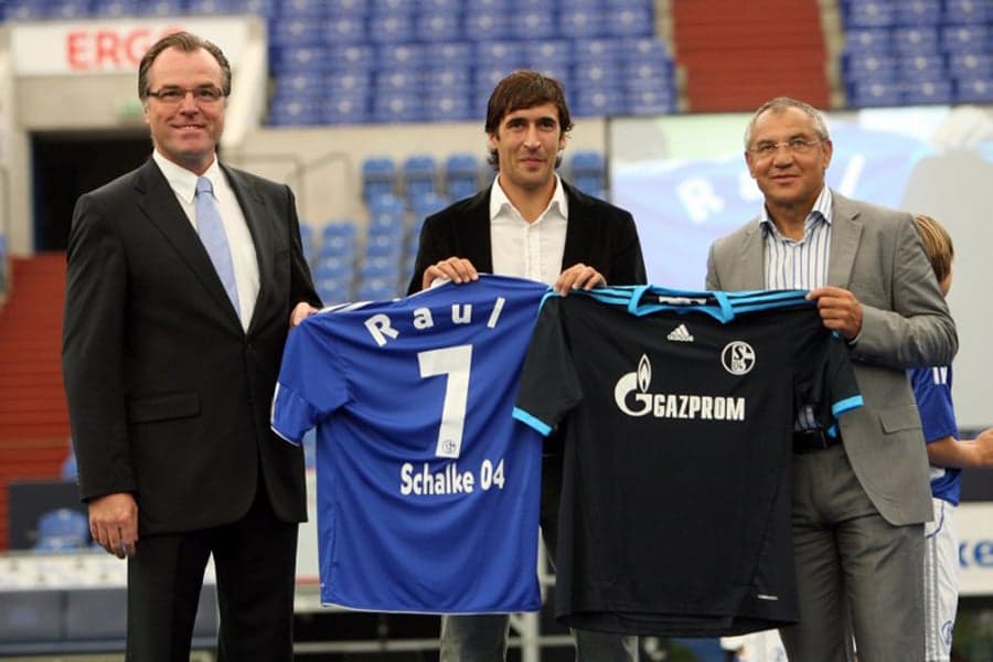 Após 16 anos de Real Madrid, Raúl deixou a equipe espanhola e acertou com o alemão Schalke 04 (AFP PHOTO / PATRIK STOLLARZ)