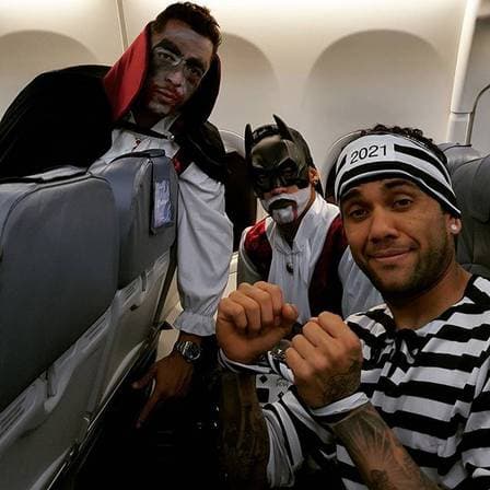 Jogadores do Barcelona no avião, na volta para Barcelona (Foto: Reprodução / Instagram)