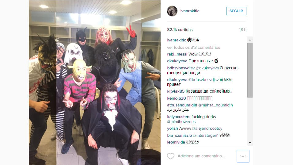 Meia Rakitic postou foto dos jogadores fantasiados (Foto: Reprodução / Instagram)