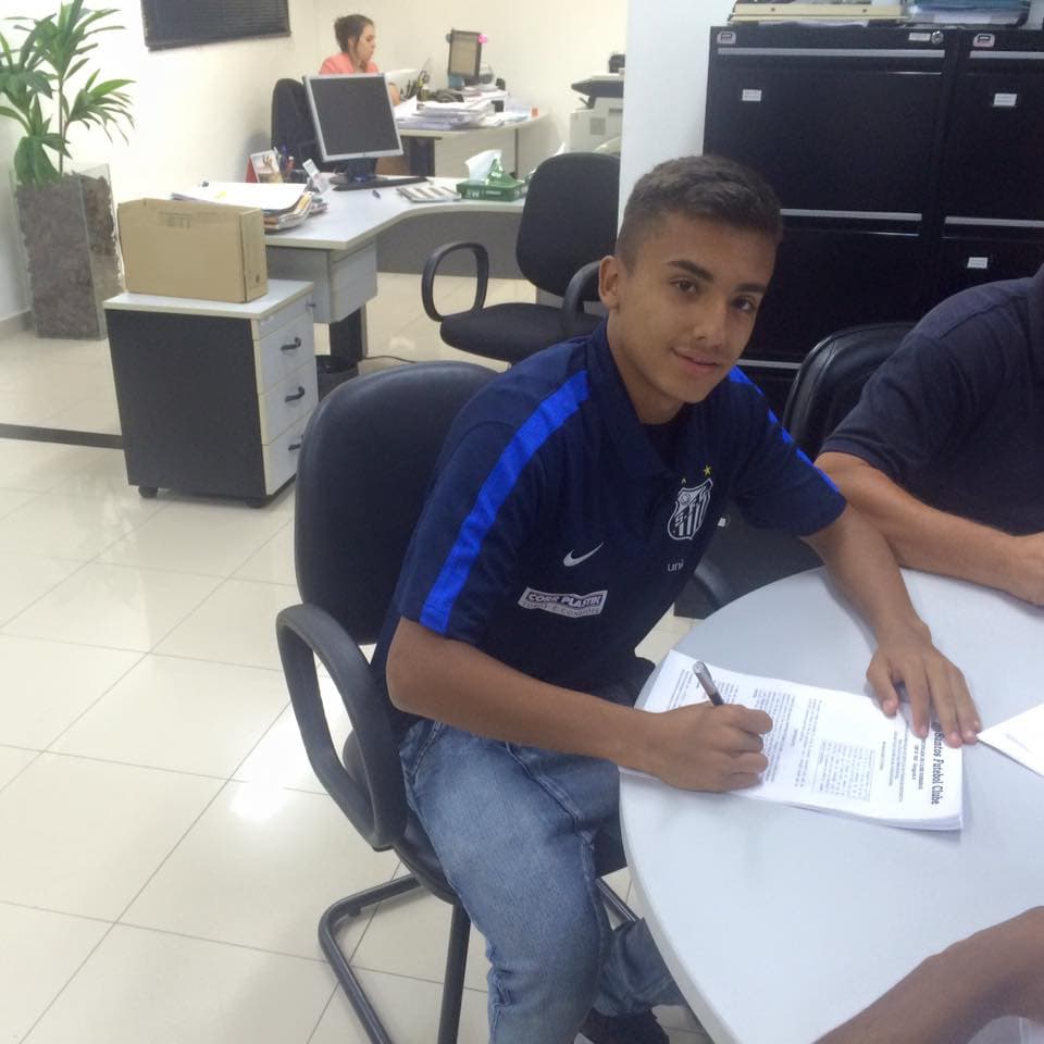 Lucas Lourenço assina contrato