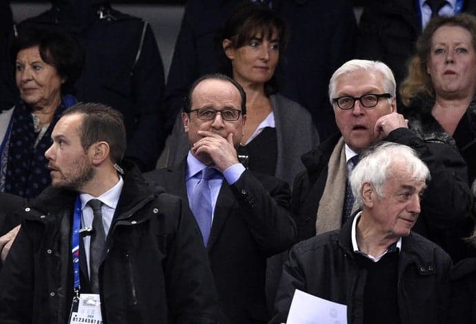Hollande teve de sair do estádio durante o segundo tempo (Foto: AFP)