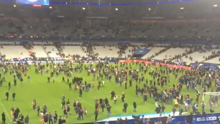 HOME - França x Alemanha - Amistoso internacional - Torcida no gramado no Stade de France (Foto: Reprodução)
