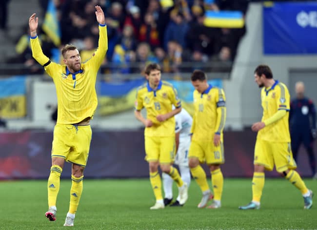 Jogadores comemoram primeiro gol da Ucrânia (Foto: Sergei Supinsky / AFP)