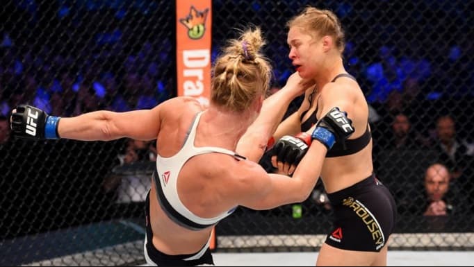 Holly Holm nocauteou Ronda Rousey com chute alto na cabeça (FOTO: Reprodução)
