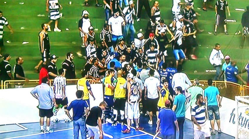 HOME - Intelli/Orlândia x Corinthians - Jogo de volta da semifinal da Liga Futsal - Confusão (Foto: Reprodução/Sportv)