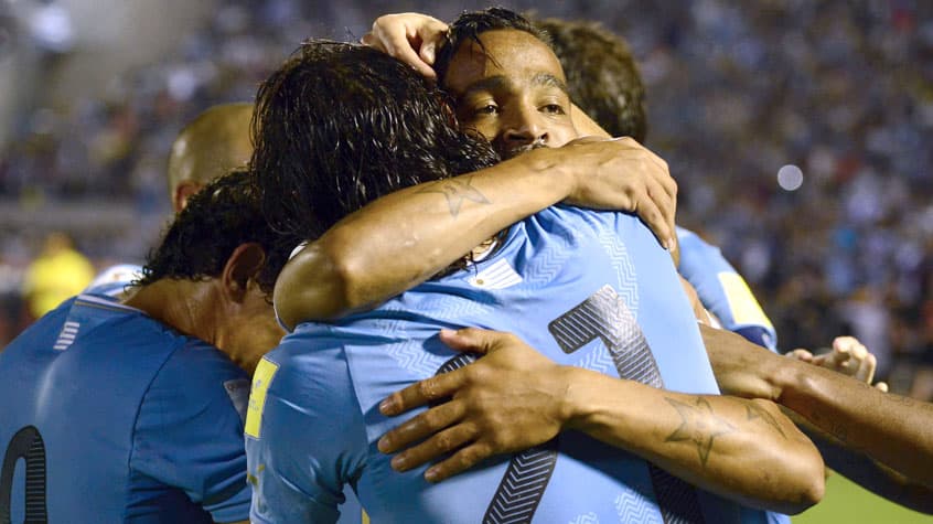 HOME - Uruguai x Chile - Eliminatórias para Copa-2018 - Alvaro Pereira e Cavani (Foto: Pablo Porciuncula/AFP)