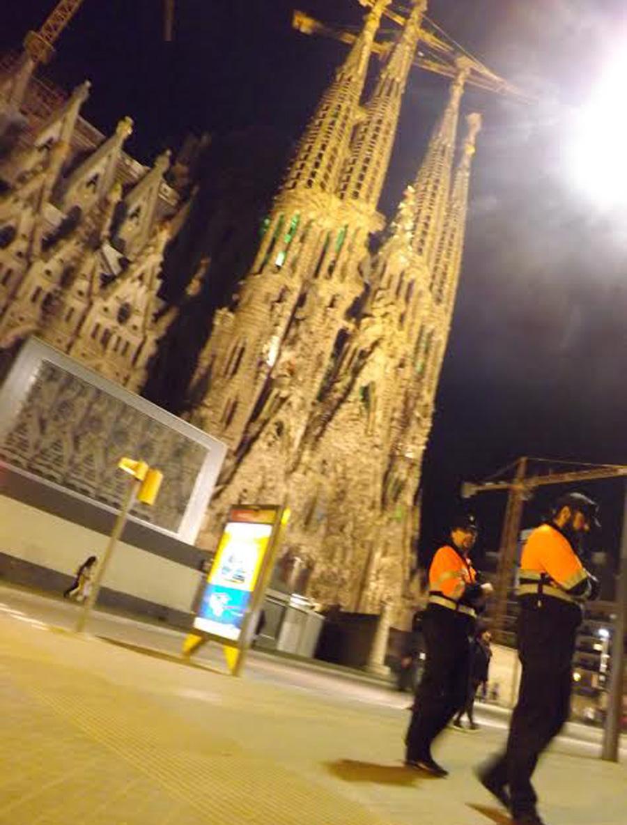 Policiais protegem a Sagrada Família