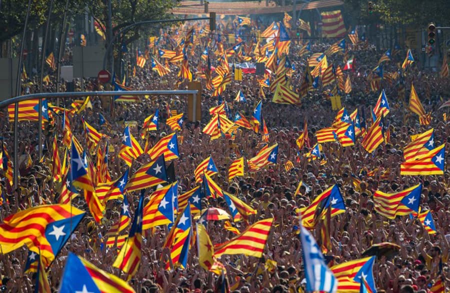 Manifestação a favor da independência da Catalunha nas ruas de Barcelona