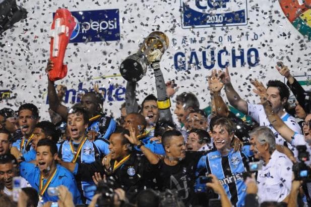 Com Victor, Douglas e Jonas, Grêmio bateu o Inter e conquistou o Gaúchão em 2010 (Foto: Reprodução)