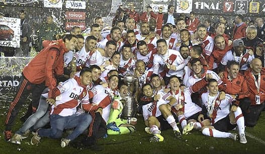 HOME - River Plate x Tigres - Copa Libertadores - Jogadores do River com a taça (Foto: Juan Mabromata/AFP)