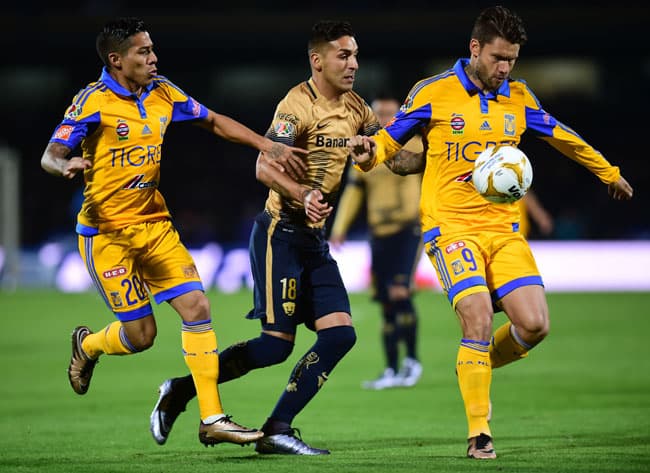 Sobis foi titular do Tigres contra o Pumas (Foto: Ronaldo Schemidt / AFP)