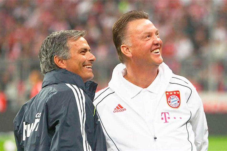 José Mourinho e Louis van Gaal (Foto: AFP)