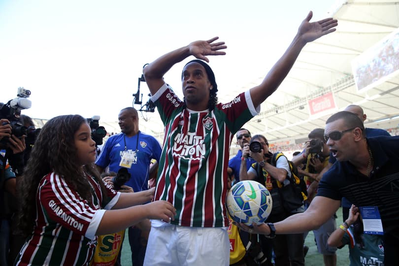Após o Vasco anunciar que Ronaldinho Gaúcho estava 90% acertado com o clube, Flu anuncia o jogador