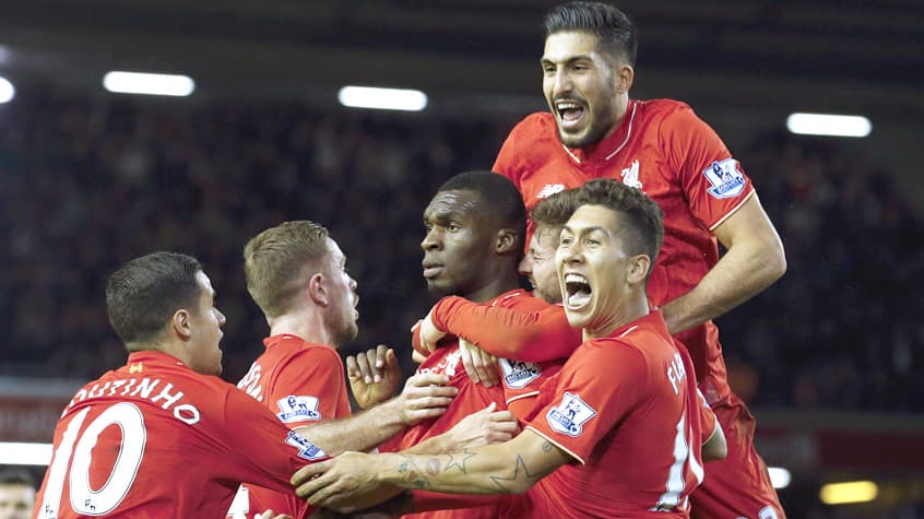 HOME - Liverpool x Leicester - Campeonato Inglês - Benteke e Firmino (Foto: Lindsey Parnaby/AFP)