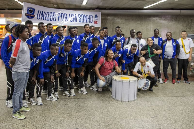 Jogadores na chegada ao Brasil (Foto: Vitor Madeira/Viva Rio)