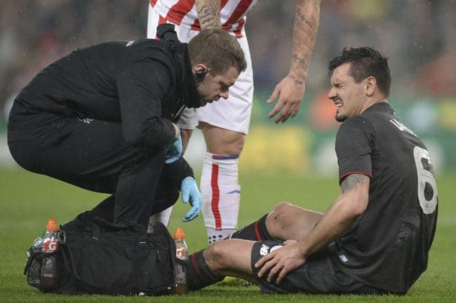 Lovren deixou o jogo machucado contra o Stoke ainda no primeiro tempo (Foto: Oli Scarff / AFP)