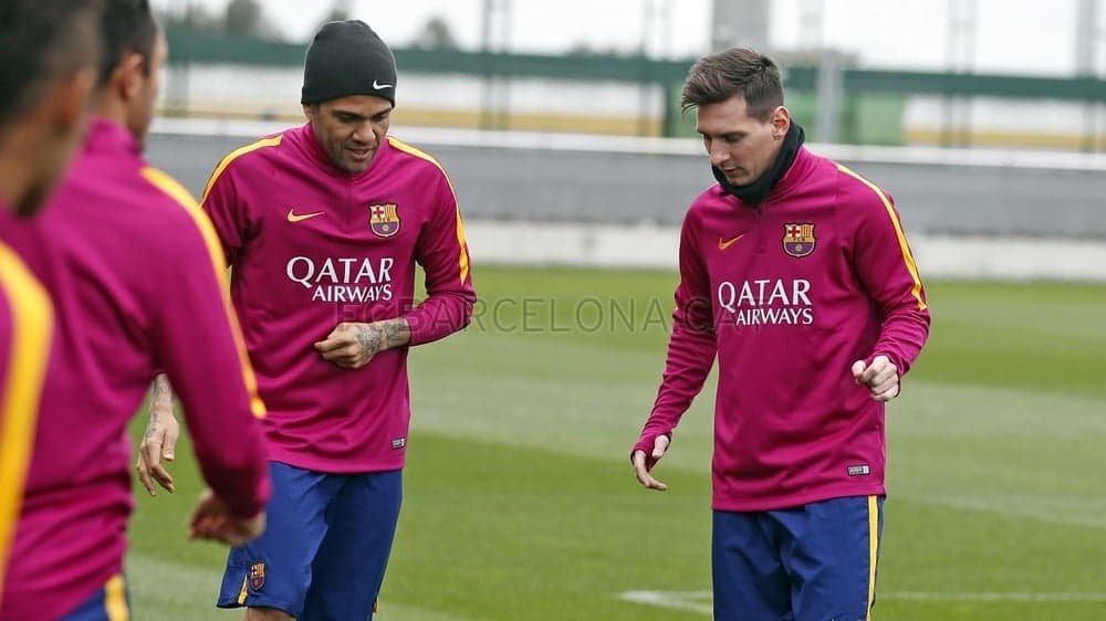 Treino do Barcelona - Messi e Daniel Alves (Foto: Miguel Ruiz / Barcelona)