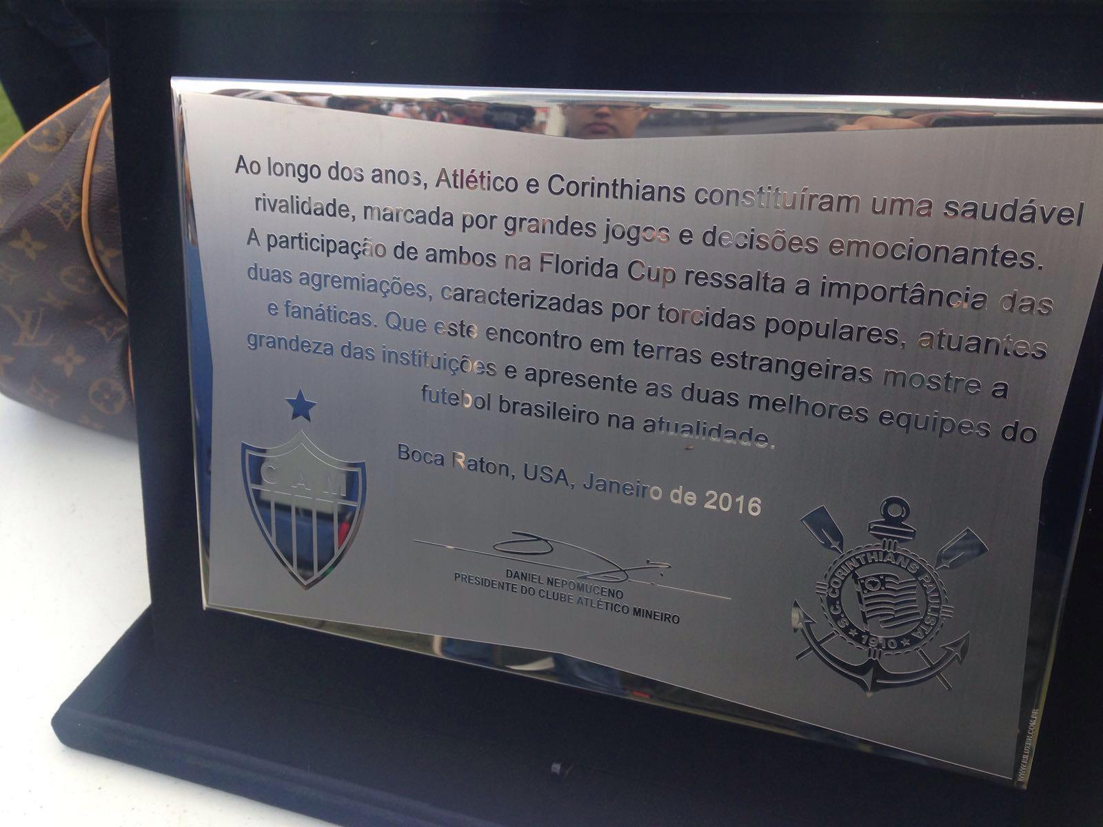 Placa oferecida pela diretoria do Atlético-MG ao Corinthians (Foto: Bruno Cassucci)