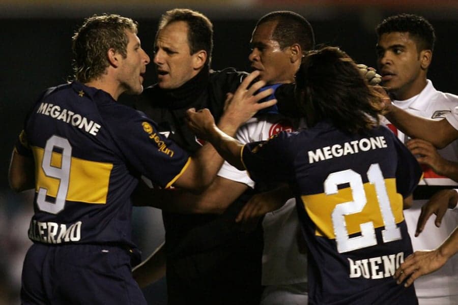 Goleiro Rogério Ceni tenta separar a briga entre jogadores do São Paulo e Boca Jrs. na Copa Sul-Americana de 2007