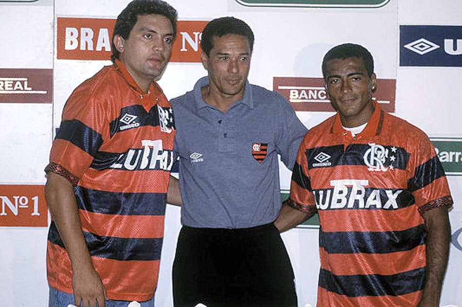 Romário sendo apresentado no Flamengo ao lado de Branco, também tetra em 94