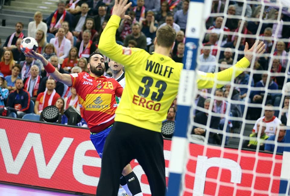 Ataque espanhol e defesa do goleiro alemão/ Foto: EHF Euro