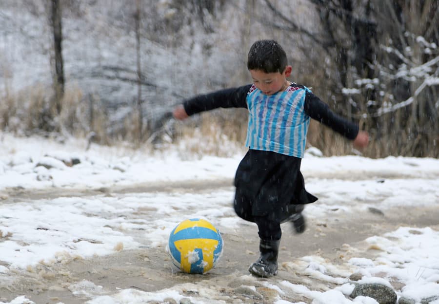 camisa de plástico do Messi, jogando bola com a seleção juvenil do Afeganistão