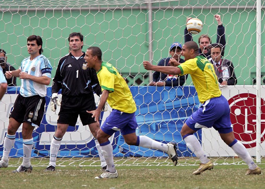 Adriano vibra no histórico jogo contra a Argentina, na decisão da Copa América de 2004