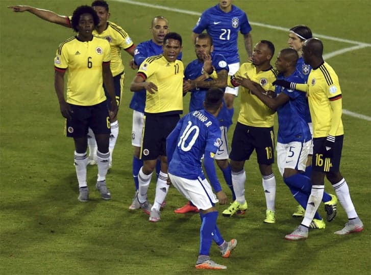 Neymar se mete em confusão e é expulso contra a Colômbia: fim da Copa América de 2015 para ele (AFP/RODRIGO ARANGUA)
