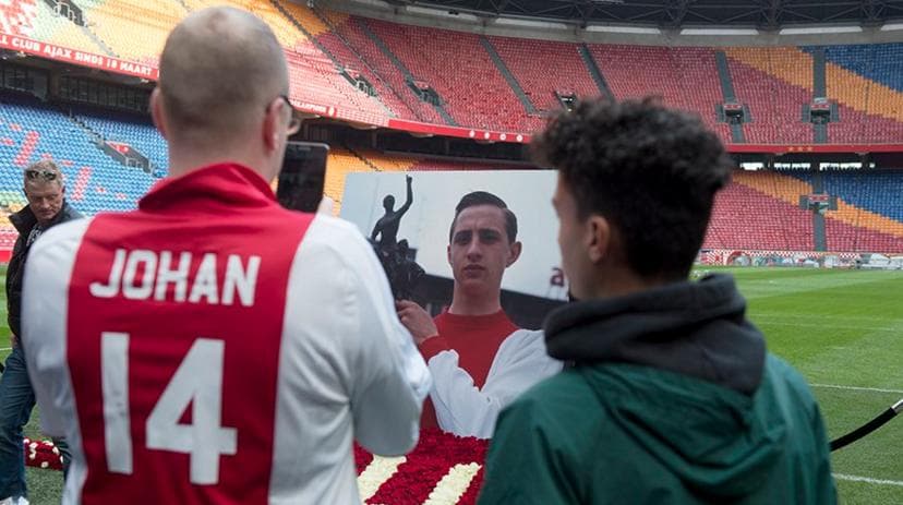 Homenagens ao ídolo Cruyff (Foto: Site oficial do Ajax)