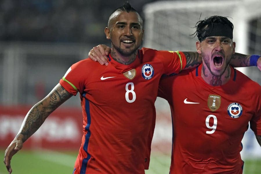 Com dois gols de Vidal e dois de Pinilla, o Chile goleou a Venezuela por 4 a 1 nas Eliminatórias sul-americanas