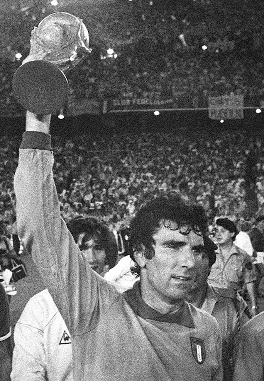 Dino Zoff foi campeão mundial pela Itália em 82, e eleito melhor goleiro da Copa