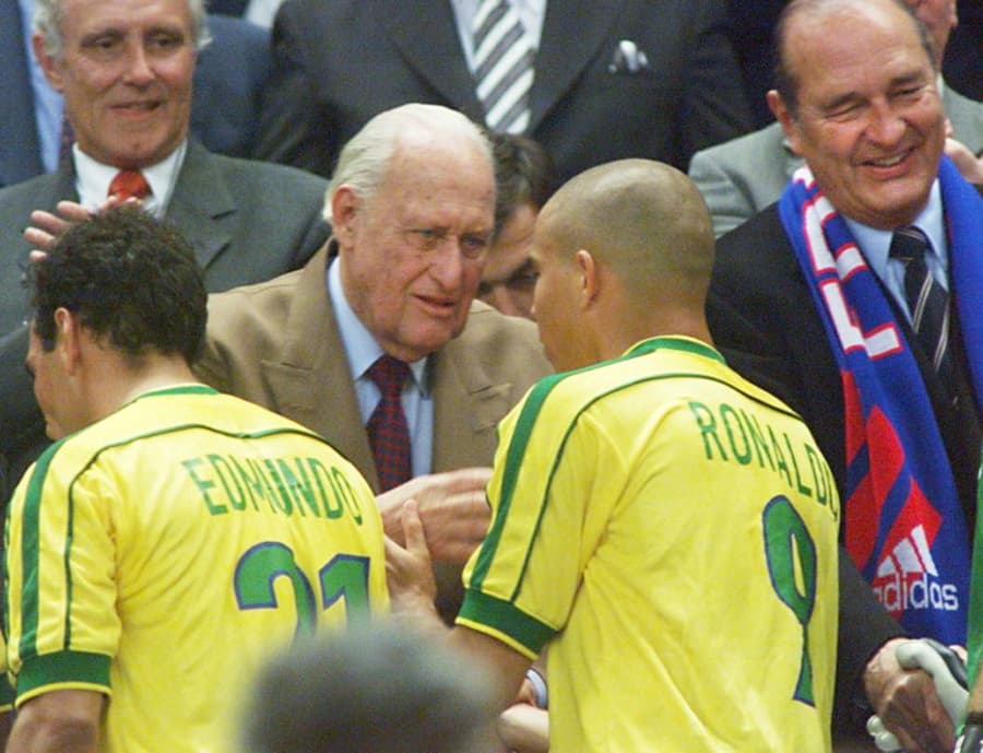 João Havelange consola Ronaldo após a derrota do Brasil na Copa do Mundo de 1998